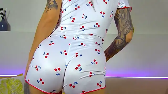 AlexandraBloom online show from November 3, 2025, 6:20 pm