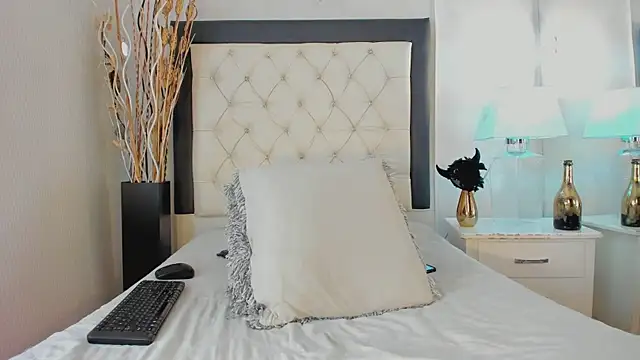 Snapshot of GaleHodge chatting on October 23, 2025, 12:59 pm GaleHodge online show from October 23, 2025, 12:59 pm