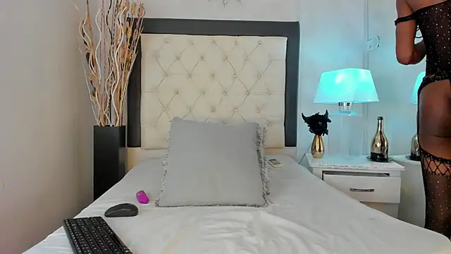 Snapshot of GaleHodge chatting on October 28, 2025, 1:03 pm GaleHodge online show from October 28, 2025, 1:03 pm