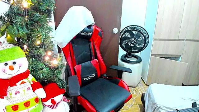 Calihotcaliente277 online show from December 23, 2024, 11:28 pm