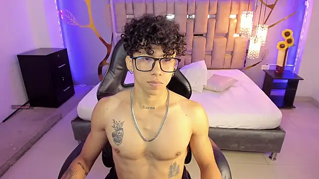 AkazaBoy  online show from March 2, 2025, 4:39 am