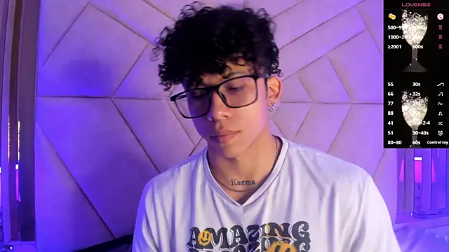 AkazaBoy  online show from November 30, 2025, 8:57 pm