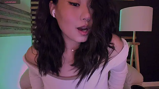 kimmy chi  online show from February 5, 2025, 6:15 pm