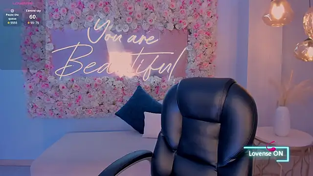 Snapshot of MaddisonLowe chatting on November 11, 2025, 5:07 am MaddisonLowe online show from November 11, 2025, 5:07 am