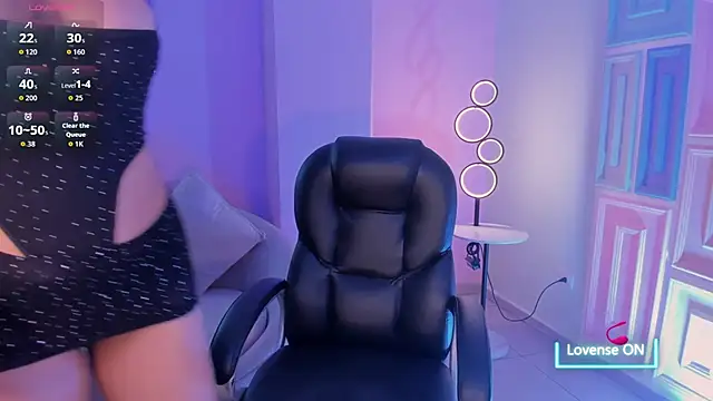 Snapshot of MaddisonLowe chatting on November 28, 2025, 5:43 am MaddisonLowe online show from November 28, 2025, 5:43 am