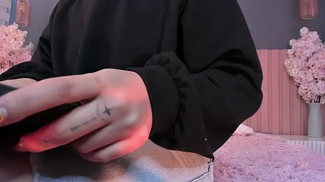 Snapshot of Megan_mooree_ chatting on February 12, 2025, 12:01 pm Megan mooree online show from February 12, 2025, 12:01 pm