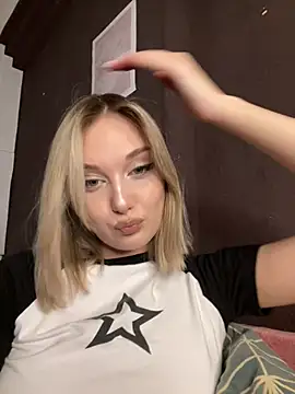 Snapshot of Alisa_Rise chatting on March 16, 2025, 6:44 pm Alisa Rise online show from March 16, 2025, 6:44 pm