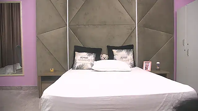 ElyzaIbarra online show from September 23, 2025, 5:43 am