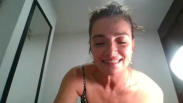 Snapshot of Liloo8923 chatting on December 18, 2024, 1:26 am Liloo8923 online show from December 18, 2024, 1:26 am