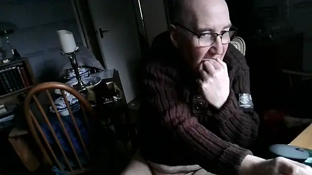 Snapshot of Adamdaddybear chatting on February 8, 2025, 3:10 pm Adamdaddybear online show from February 8, 2025, 3:10 pm