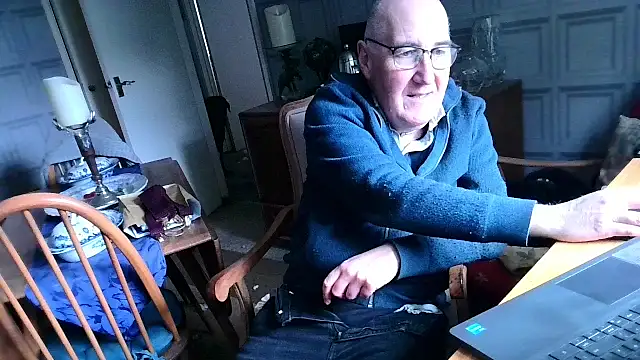 Snapshot of Adamdaddybear chatting on February 10, 2025, 1:22 pm Adamdaddybear online show from February 10, 2025, 1:22 pm