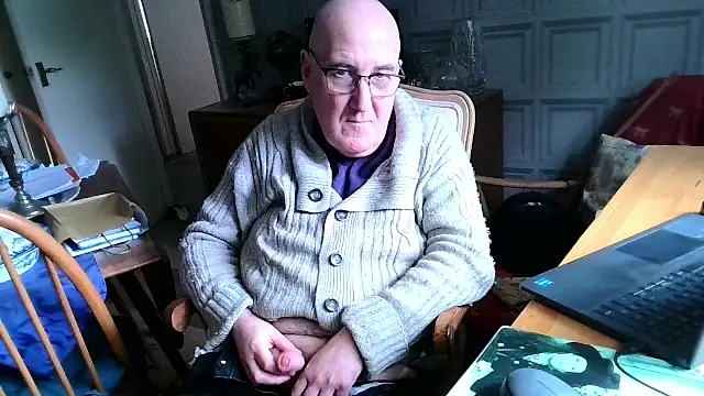 Snapshot of Adamdaddybear chatting on February 17, 2025, 1:21 pm Adamdaddybear online show from February 17, 2025, 1:21 pm