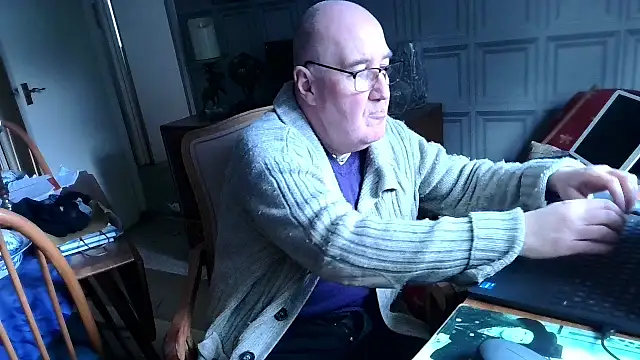 Snapshot of Adamdaddybear chatting on February 19, 2025, 12:22 pm Adamdaddybear online show from February 19, 2025, 12:22 pm