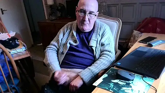 Snapshot of Adamdaddybear chatting on February 19, 2025, 3:27 pm Adamdaddybear online show from February 19, 2025, 3:27 pm