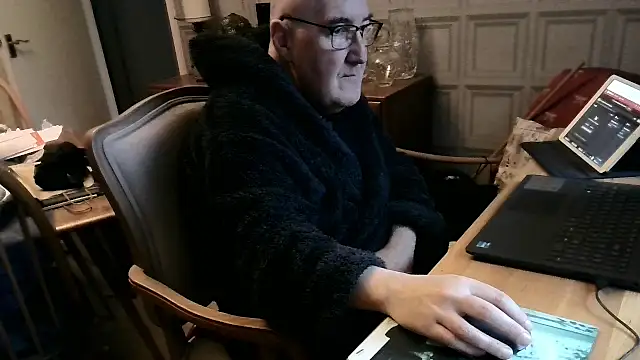 Snapshot of Adamdaddybear chatting on February 20, 2025, 9:11 am Adamdaddybear online show from February 20, 2025, 9:11 am