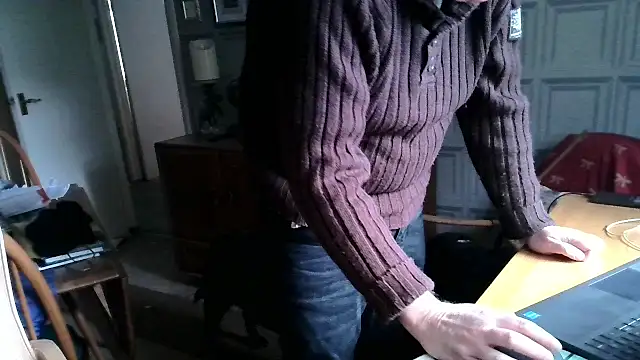 Snapshot of Adamdaddybear chatting on February 23, 2025, 1:10 pm Adamdaddybear online show from February 23, 2025, 1:10 pm