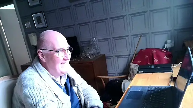 Snapshot of Adamdaddybear chatting on March 6, 2025, 1:14 pm Adamdaddybear online show from March 6, 2025, 1:14 pm