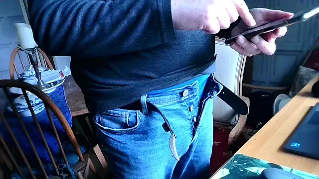 Snapshot of Adamdaddybear chatting on March 7, 2025, 2:34 pm Adamdaddybear online show from March 7, 2025, 2:34 pm