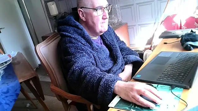 Snapshot of Adamdaddybear chatting on March 9, 2025, 9:57 am Adamdaddybear online show from March 9, 2025, 9:57 am