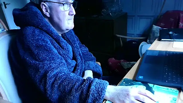 Snapshot of Adamdaddybear chatting on March 14, 2025, 9:24 am Adamdaddybear online show from March 14, 2025, 9:24 am