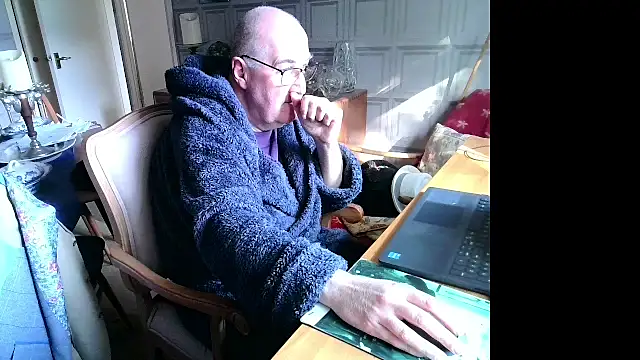 Snapshot of Adamdaddybear chatting on March 20, 2025, 9:15 am Adamdaddybear online show from March 20, 2025, 9:15 am