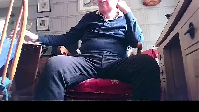 Snapshot of Adamdaddybear chatting on March 22, 2025, 2:36 pm Adamdaddybear online show from March 22, 2025, 2:36 pm