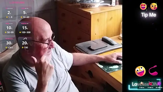 Snapshot of Adamdaddybear chatting on September 10, 2025, 8:14 am Adamdaddybear online show from September 10, 2025, 8:14 am