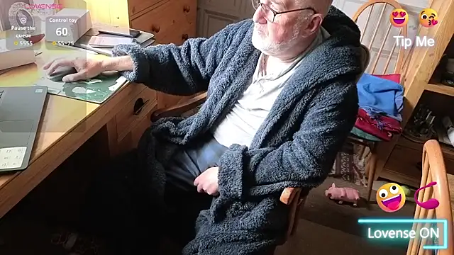 Snapshot of Adamdaddybear chatting on September 14, 2025, 8:46 am Adamdaddybear online show from September 14, 2025, 8:46 am