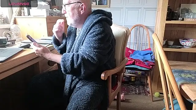 Snapshot of Adamdaddybear chatting on September 19, 2025, 7:21 am Adamdaddybear online show from September 19, 2025, 7:21 am