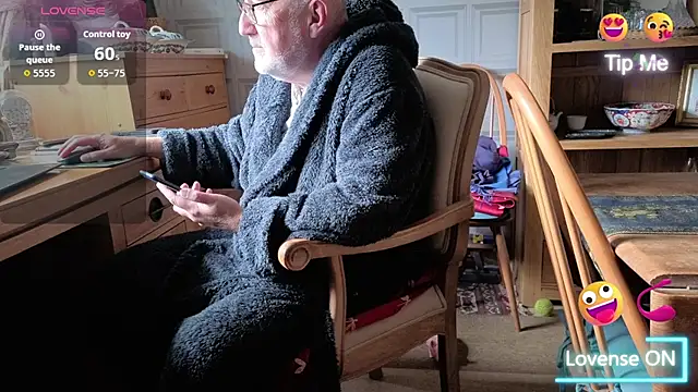 Snapshot of Adamdaddybear chatting on September 24, 2025, 7:23 am Adamdaddybear online show from September 24, 2025, 7:23 am