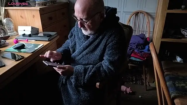 Snapshot of Adamdaddybear chatting on October 3, 2025, 7:49 am Adamdaddybear online show from October 3, 2025, 7:49 am