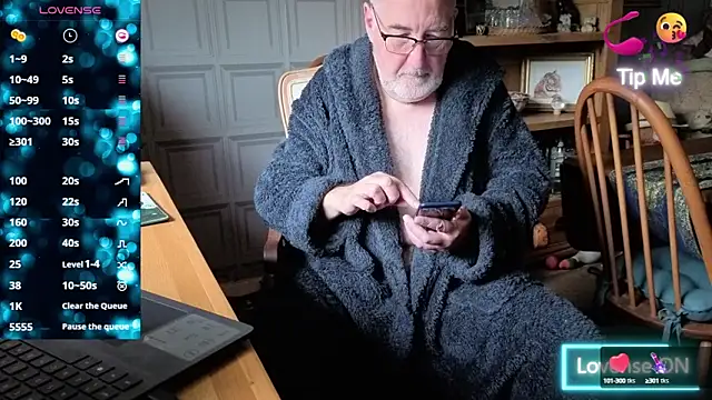 Snapshot of Adamdaddybear chatting on October 15, 2025, 7:41 am Adamdaddybear online show from October 15, 2025, 7:41 am