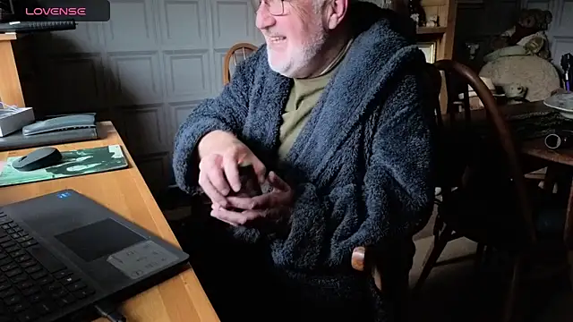 Snapshot of Adamdaddybear chatting on October 16, 2025, 7:31 am Adamdaddybear online show from October 16, 2025, 7:31 am