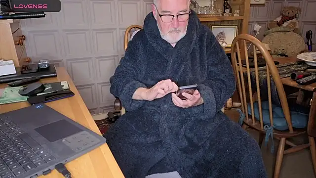 Snapshot of Adamdaddybear chatting on October 16, 2025, 8:10 pm Adamdaddybear online show from October 16, 2025, 8:10 pm