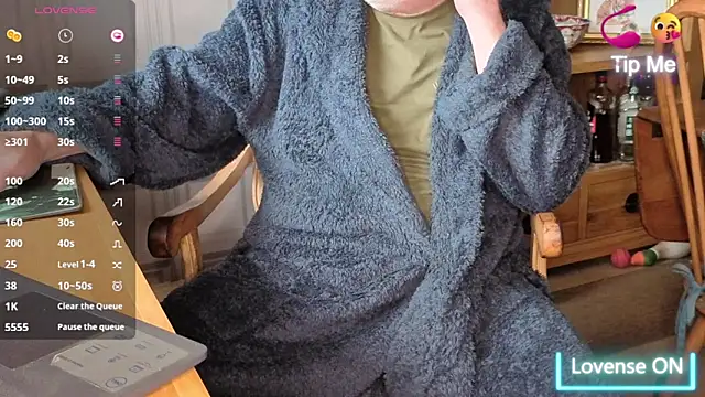 Snapshot of Adamdaddybear chatting on October 17, 2025, 8:17 am Adamdaddybear online show from October 17, 2025, 8:17 am