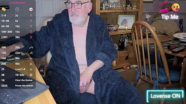 Snapshot of Adamdaddybear chatting on October 17, 2025, 8:22 pm Adamdaddybear online show from October 17, 2025, 8:22 pm