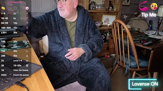 Snapshot of Adamdaddybear chatting on October 20, 2025, 7:42 am Adamdaddybear online show from October 20, 2025, 7:42 am