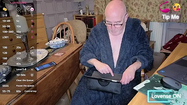 Snapshot of Adamdaddybear chatting on November 1, 2025, 9:06 pm Adamdaddybear online show from November 1, 2025, 9:06 pm