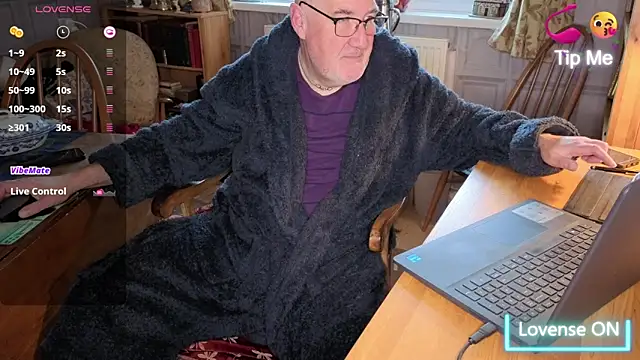 Snapshot of Adamdaddybear chatting on November 5, 2025, 8:03 am Adamdaddybear online show from November 5, 2025, 8:03 am