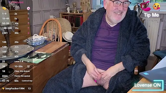 Snapshot of Adamdaddybear chatting on November 10, 2025, 7:29 am Adamdaddybear online show from November 10, 2025, 7:29 am