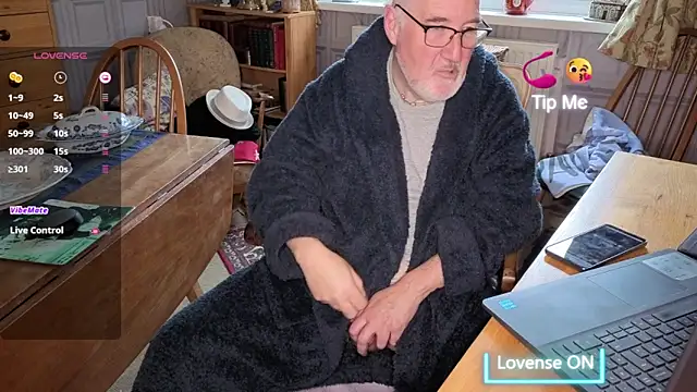 Snapshot of Adamdaddybear chatting on November 15, 2025, 9:28 am Adamdaddybear online show from November 15, 2025, 9:28 am