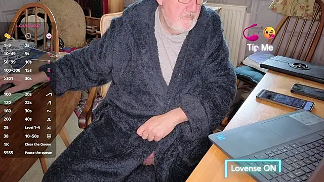 Snapshot of Adamdaddybear chatting on November 16, 2025, 9:37 am Adamdaddybear online show from November 16, 2025, 9:37 am