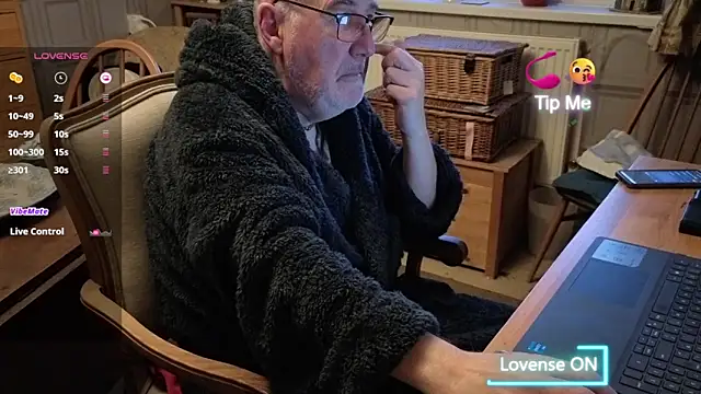 Snapshot of Adamdaddybear chatting on November 20, 2025, 7:19 am Adamdaddybear online show from November 20, 2025, 7:19 am