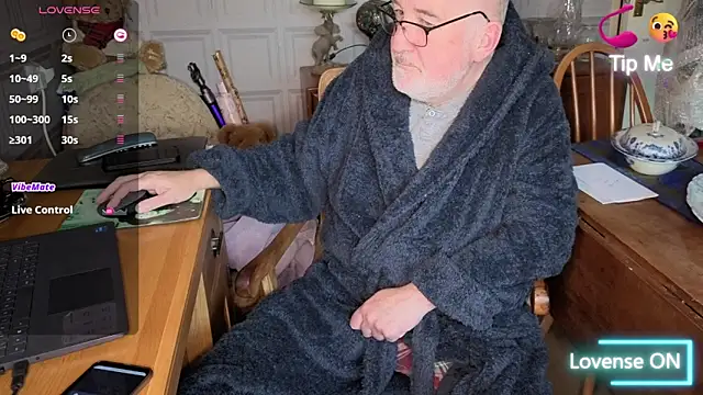 Snapshot of Adamdaddybear chatting on December 3, 2025, 8:12 am Adamdaddybear online show from December 3, 2025, 8:12 am