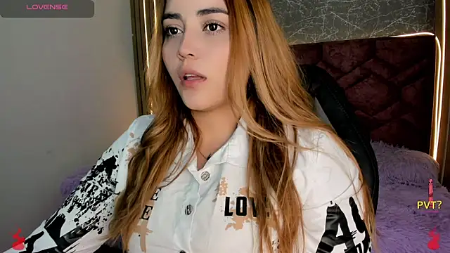 Snapshot of Lucia_star__ chatting on December 19, 2024, 7:18 pm Lucia star   online show from December 19, 2024, 7:18 pm