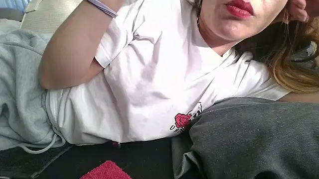 Snapshot of KarolinaReaper chatting on February 3, 2025, 2:13 pm KarolinaReaper online show from February 3, 2025, 2:13 pm