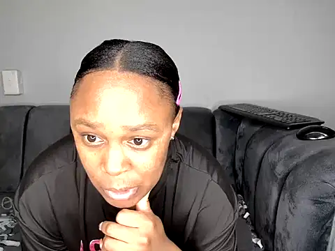 Snapshot of Pearl_00 chatting on November 14, 2025, 8:29 pm Pearl 00 online show from November 14, 2025, 8:29 pm