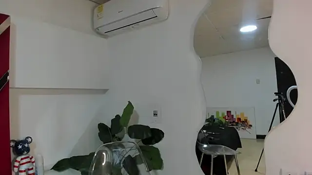 Snapshot of Milanxht chatting on October 12, 2025, 8:30 pm Milanxht online show from October 12, 2025, 8:30 pm