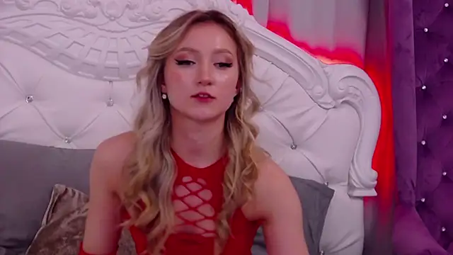 MiaNixan online show from March 4, 2025, 8:13 am