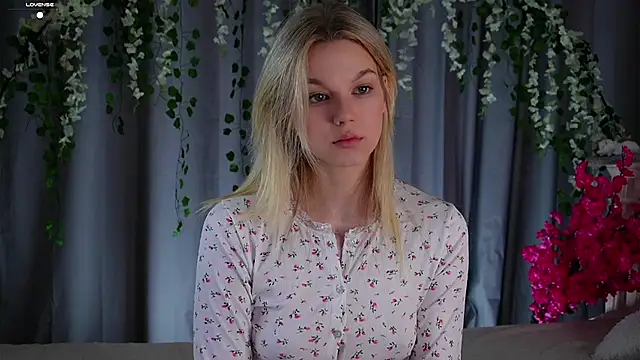 Snapshot of EdlinAlliston chatting on October 11, 2025, 12:47 pm EdlinAlliston online show from October 11, 2025, 12:47 pm